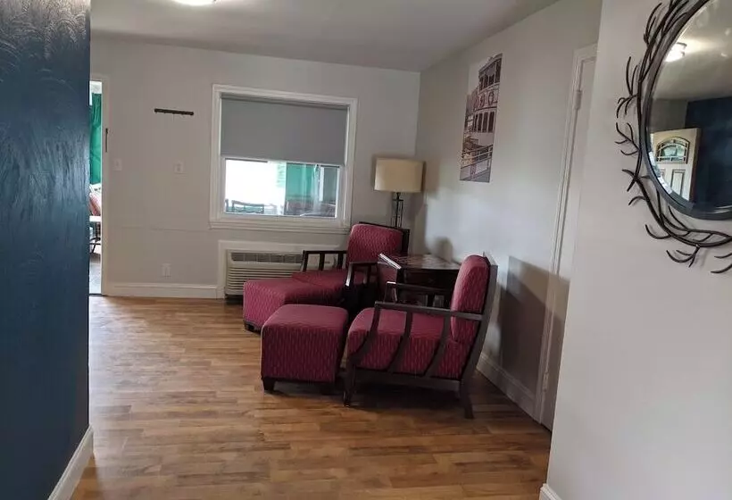 Hotelli Riverboat Inn & Suites