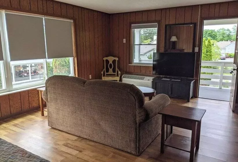 Hotelli Riverboat Inn & Suites