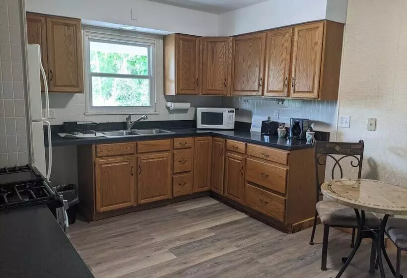 Hotelli Riverboat Inn & Suites