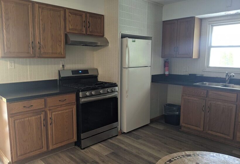 酒店 Riverboat Inn & Suites