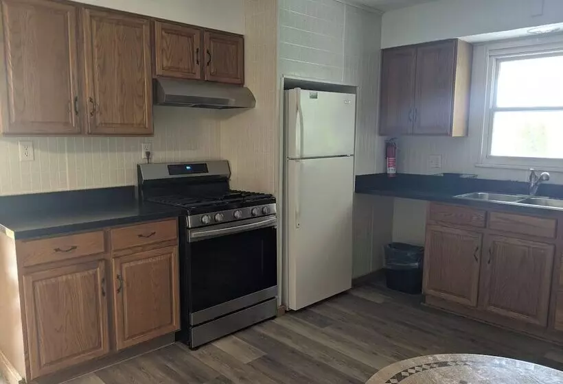 Hotelli Riverboat Inn & Suites