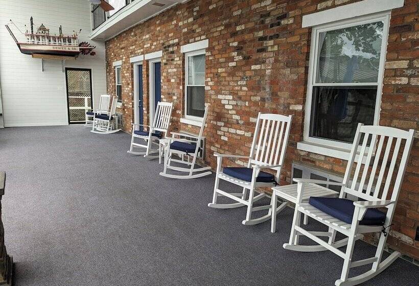 酒店 Riverboat Inn & Suites