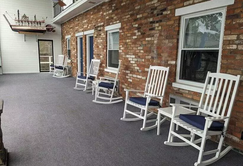 Hotelli Riverboat Inn & Suites