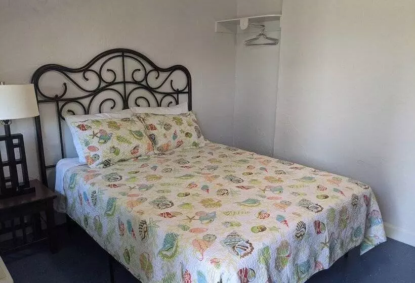 Hotelli Riverboat Inn & Suites