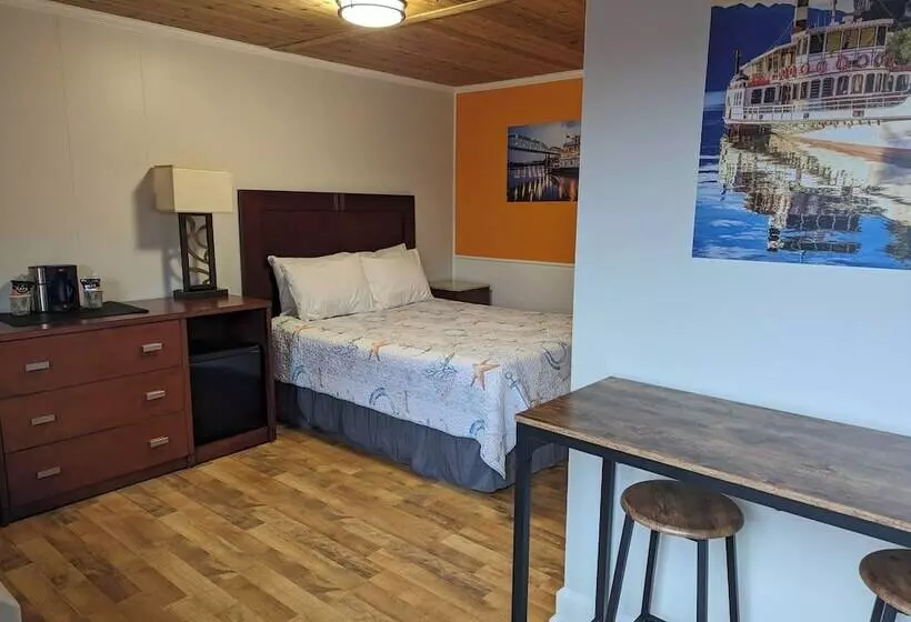 Hotelli Riverboat Inn & Suites