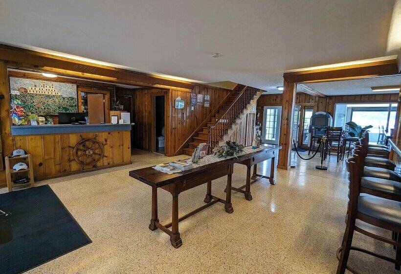 酒店 Riverboat Inn & Suites