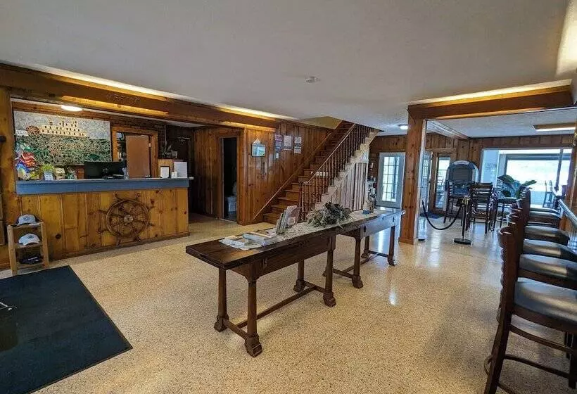 Hotelli Riverboat Inn & Suites