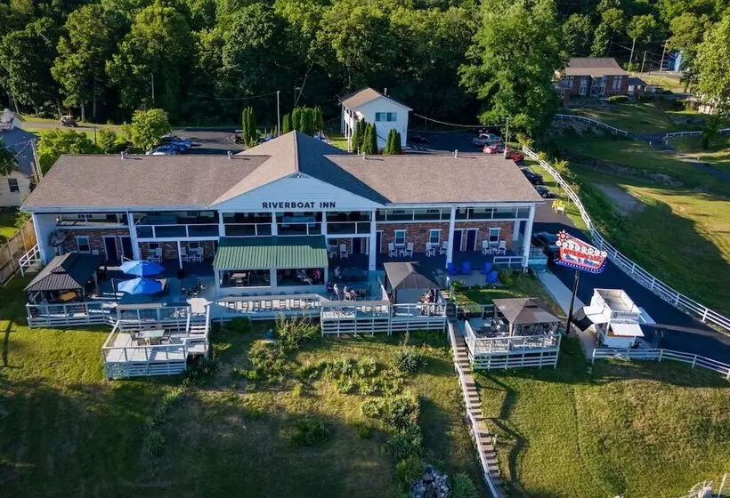 Hotelli Riverboat Inn & Suites