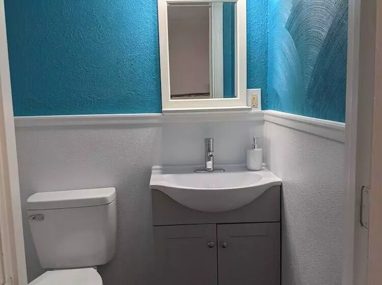 Hotelli Riverboat Inn & Suites