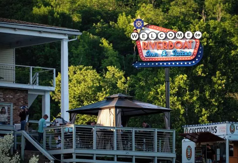 Hotelli Riverboat Inn & Suites