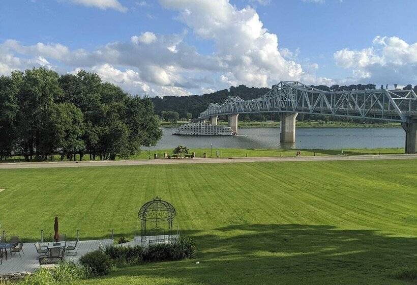 酒店 Riverboat Inn & Suites