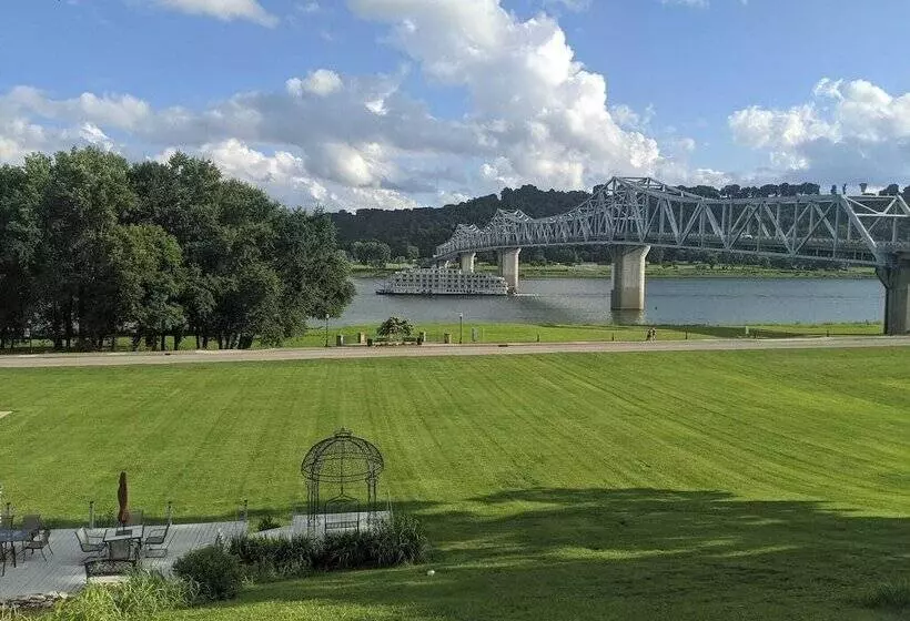 Hotelli Riverboat Inn & Suites