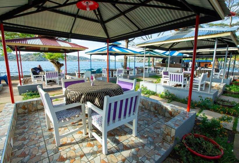 فندق Rusty Rock Beach Resort & Spa