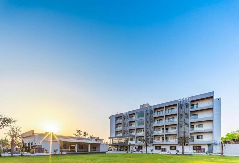 Отель Bafna Lawn