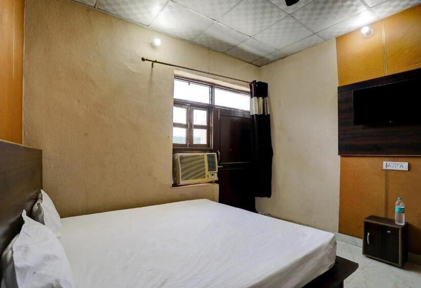 בית מלון כפרי Oyo Gold Inn