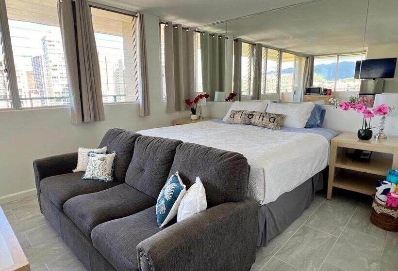 Hotelli Penthouse In Waikiki With Ocean & Mountain Views
