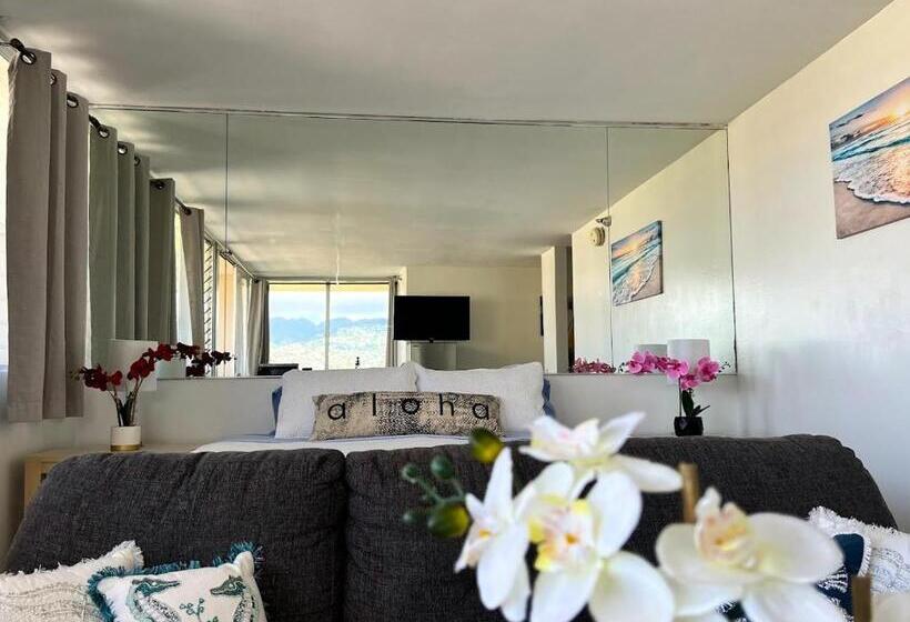 Hotelli Penthouse In Waikiki With Ocean & Mountain Views