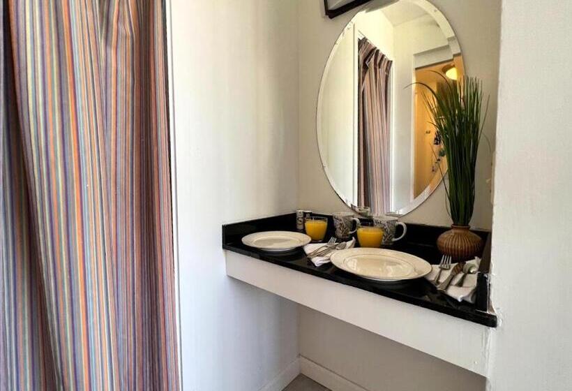 Hotelli Penthouse In Waikiki With Ocean & Mountain Views