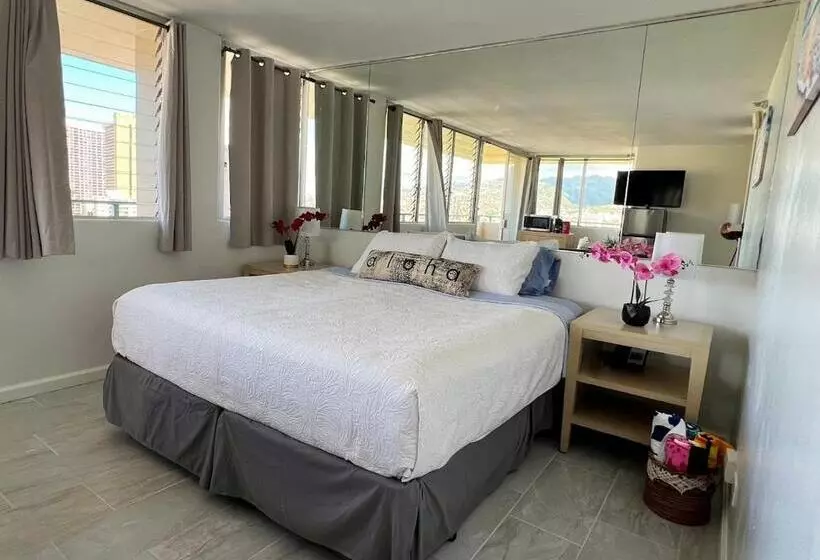 Hotelli Penthouse In Waikiki With Ocean & Mountain Views