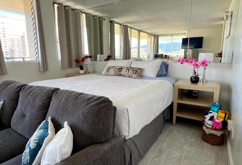 Hotelli Penthouse In Waikiki With Ocean & Mountain Views