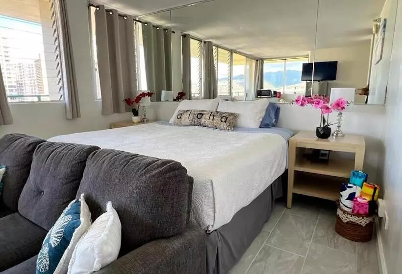 Hotelli Penthouse In Waikiki With Ocean & Mountain Views