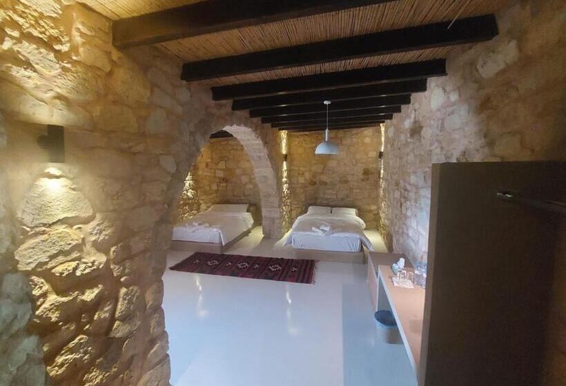 هتل Tafileh Sila A Heritage Village