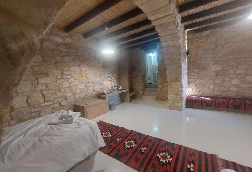 هتل Tafileh Sila A Heritage Village