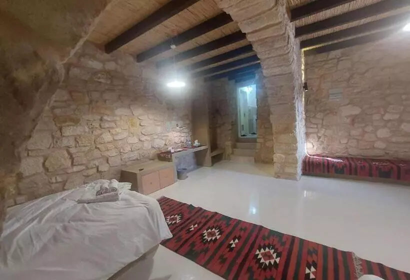 هتل Tafileh Sila A Heritage Village