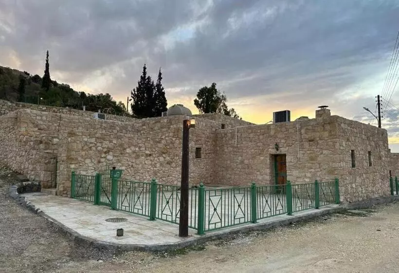 هتل Tafileh Sila A Heritage Village