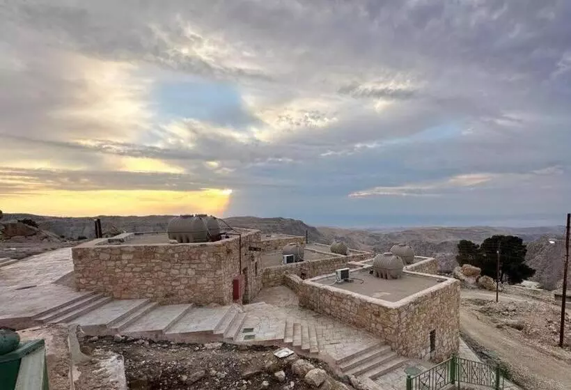 هتل Tafileh Sila A Heritage Village
