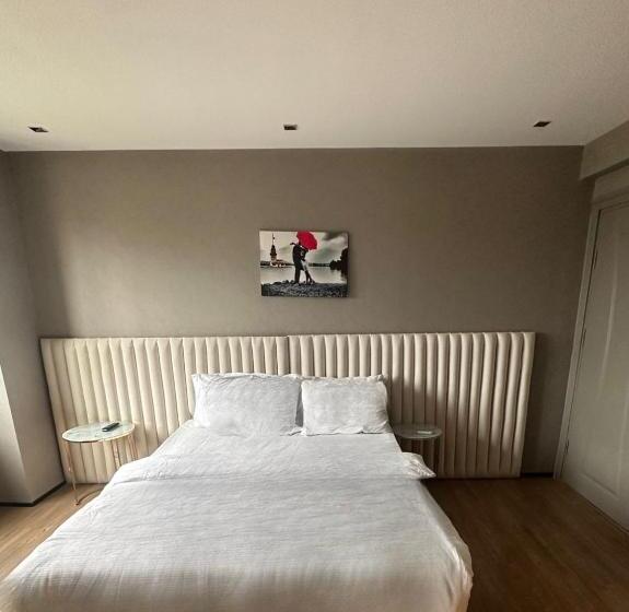 The Queen Airport Hotel Round Trip Airport Service