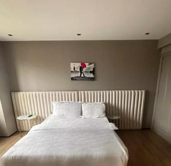 The Queen Airport Hotel Round Trip Airport Service