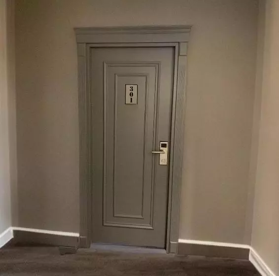 The Queen Airport Hotel Round Trip Airport Service