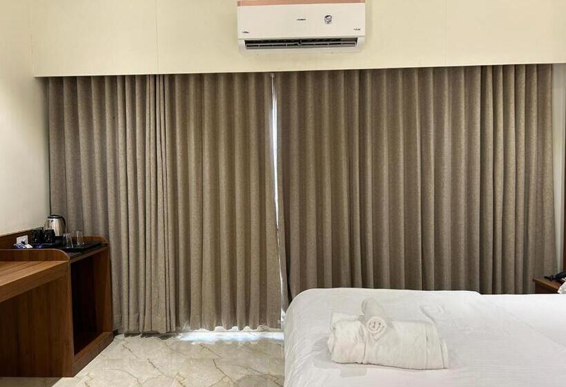 Отель Wet N Wild Water Park & Resort