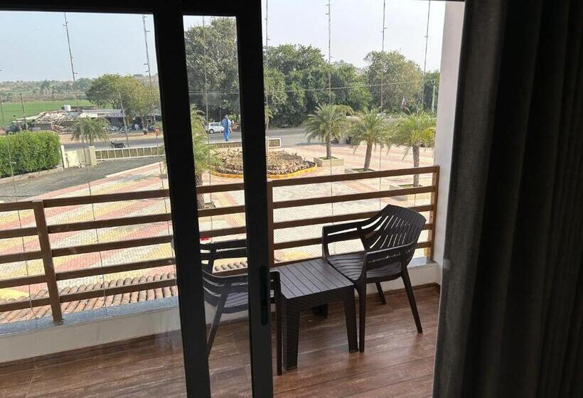 Отель Wet N Wild Water Park & Resort