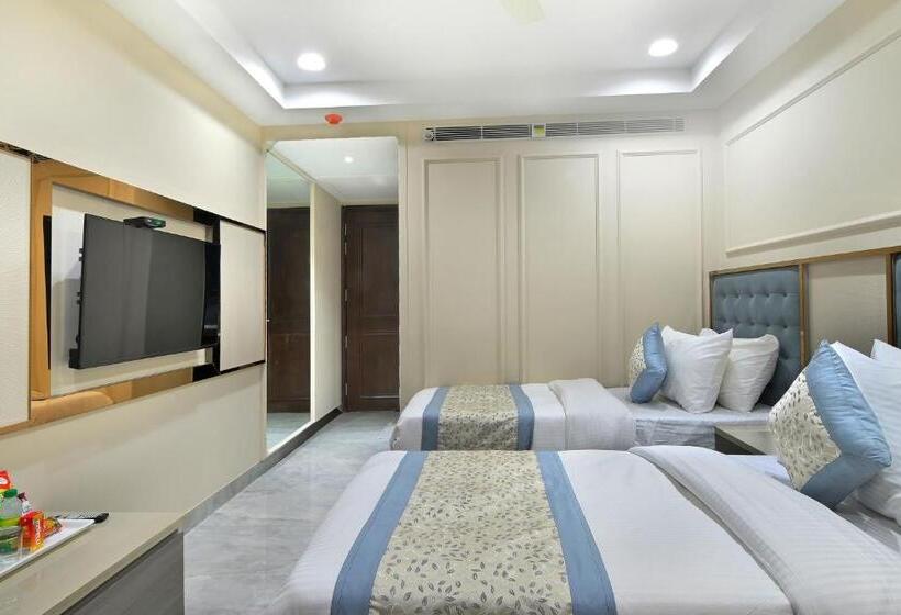 Newly Built Hotel Sapphire House Paharganj  5mins Walk From Railway Station And Metro Station