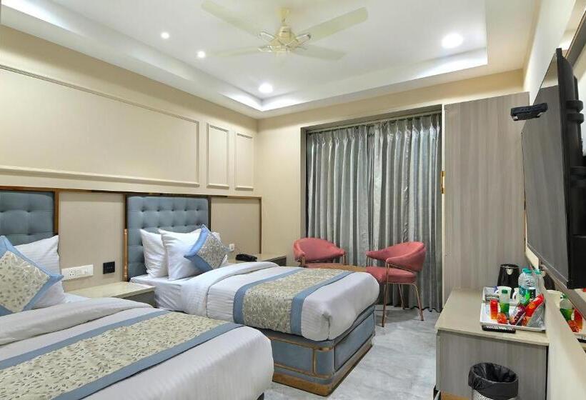 Newly Built Hotel Sapphire House Paharganj  5mins Walk From Railway Station And Metro Station