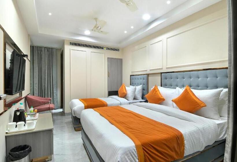 Newly Built Hotel Sapphire House Paharganj  5mins Walk From Railway Station And Metro Station
