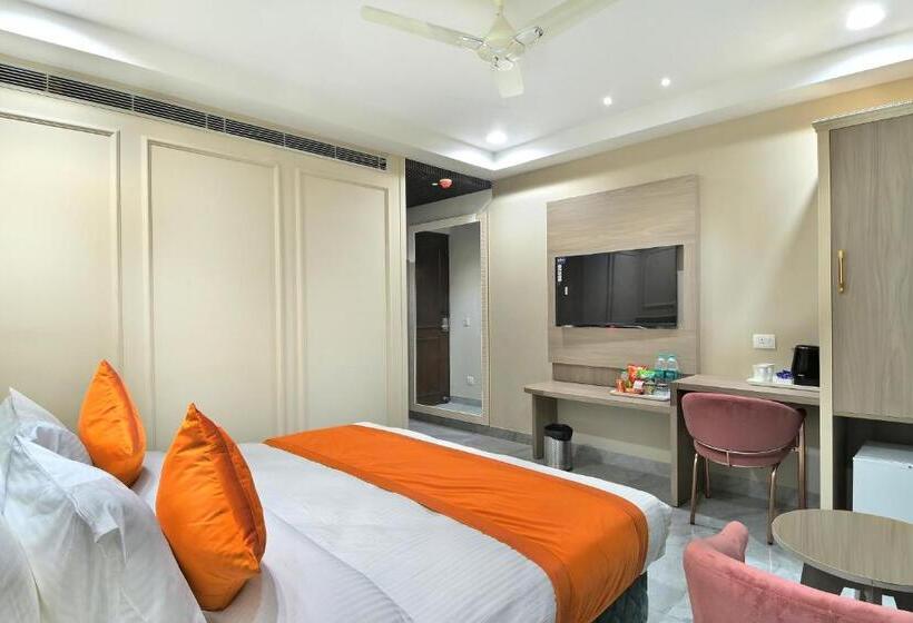 Newly Built Hotel Sapphire House Paharganj  5mins Walk From Railway Station And Metro Station