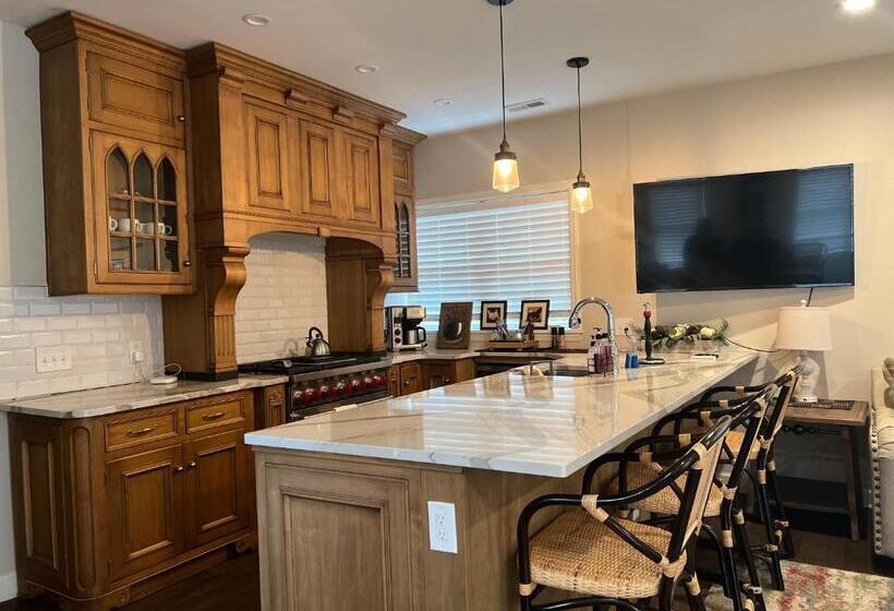 펜션 Elegant Coach House Cwru / Uh / Cleve Clinic / Little Italy