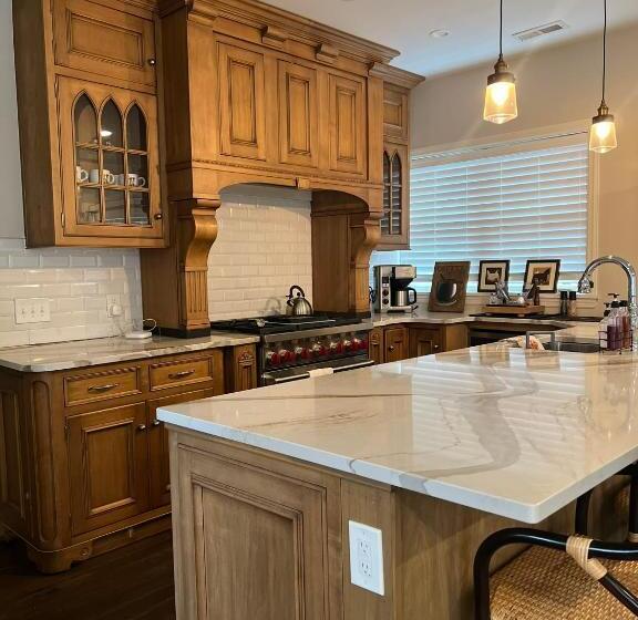 펜션 Elegant Coach House Cwru / Uh / Cleve Clinic / Little Italy