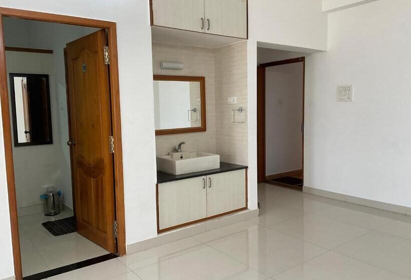 פנסיון Fiesta House Pallikaranai