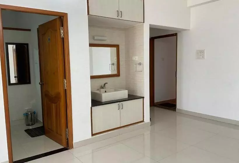 Majatalo Fiesta House Pallikaranai