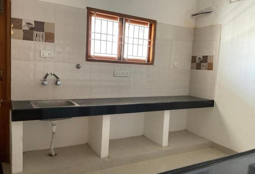 פנסיון Fiesta House Pallikaranai