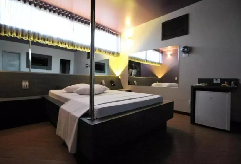 Status Motel