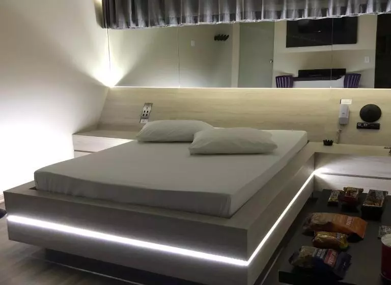 Status Motel