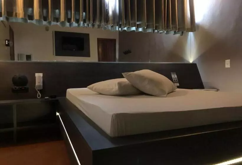 Status Motel