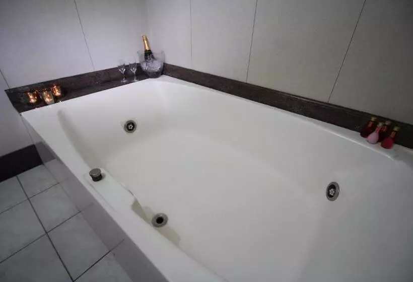 Status Motel