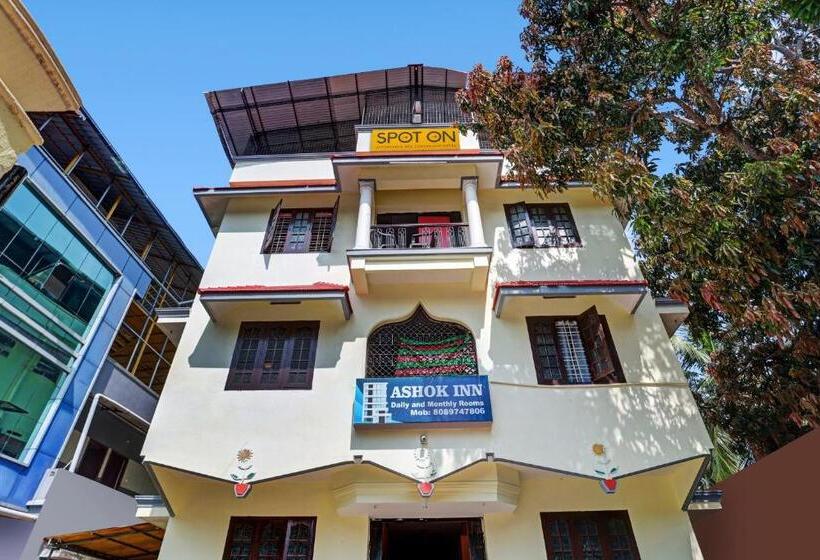 בית מלון כפרי Spot On 70279 Unique Residency