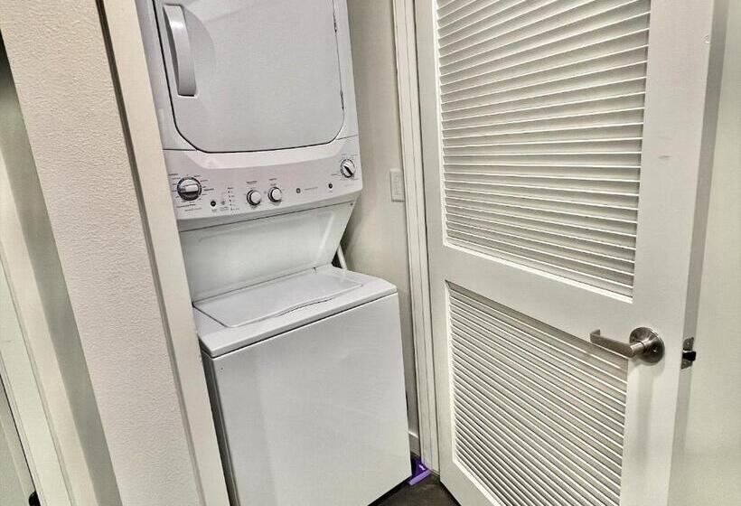 Luxury 2 Level Condo W/ Washer & Dryer